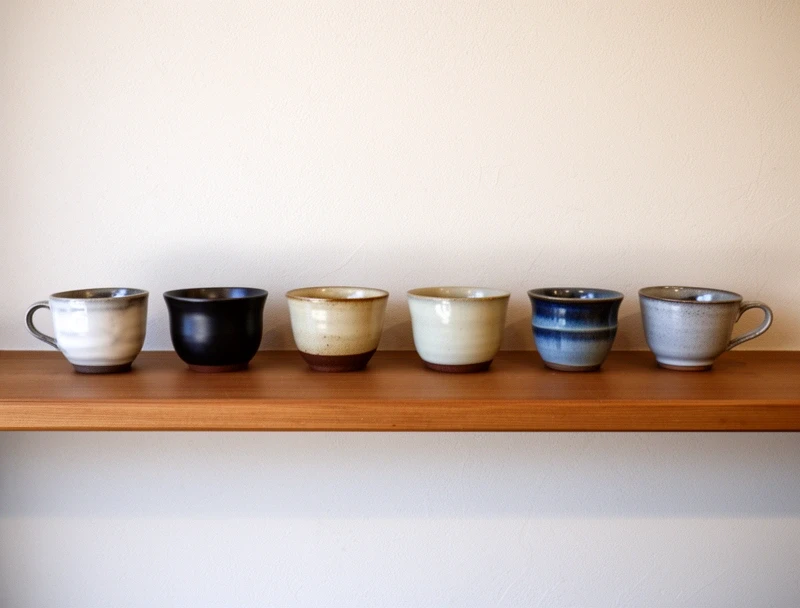 棚に並ぶ陶器カップ